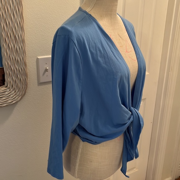 D & Co denim + company cropped tie front blouse - Picture 4 of 5